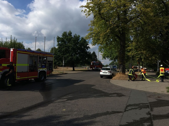 FW Mettmann: Feuer in Filteranlage einer Schreinerei im Industriegebiet Mettmann.
Die Mitarbeiter konnten sich selbstständig retten und blieben trotz Löschversuchen unverletzt.