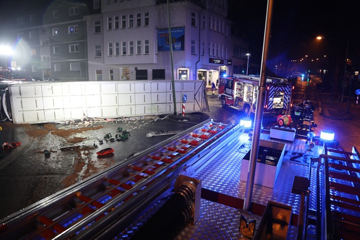 FW-E: 40-Tonner touchiert mehrere Fahrzeuge, einen Bus und stürzt dann um - fünf Personen zum Teil schwer verletzt