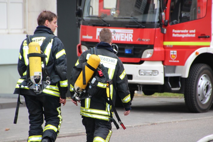 FW-BN: Brand im Sicherungskasten eines Mehrfamilienhauses versperrt Rettungsweg der Bewohner
