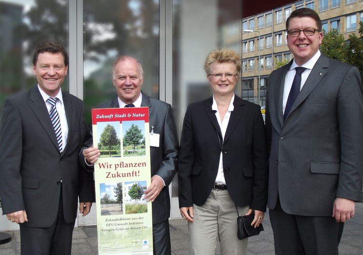 Erfolgreiche Premiere: 1. Zukunfts-Konferenz / Motto der Veranstaltung: "Franchise-Unternehmertum anders denken". DFV stellte eigene Umwelt-Initiative vor, die auch vom Berliner Senat begrüßt wird (BILD)