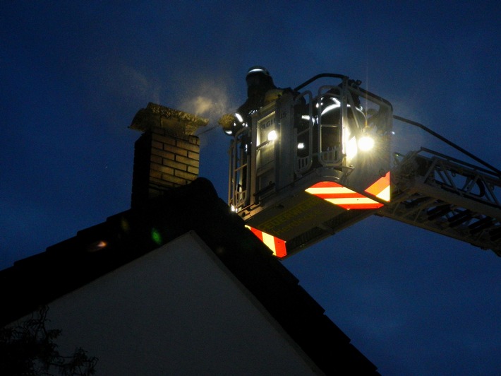 FW-EN: Kaminbrand an der Wilhelm Huck Straße - Feuerwehr verhindert Ausbreitung auf das Dach