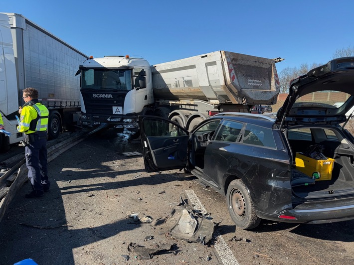 FW Ratingen: Schwerer Verkehrsunfall mit LKW auf der BAB 3