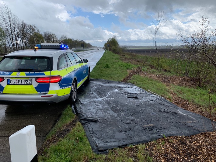 POL-OL: ++Sturm weht Teerpappe von Autobahnbrücke A 29 - Zeugenaufruf++