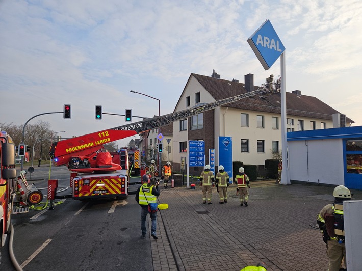 FW Lehrte: Feuer in Dachgeschosswohnung nach lautem Knall: Feuerwehr rettet verletzten Mann aus seiner Wohnung