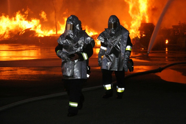FW-E: 2500 m² Holzpaletten Raub der Flammen, zwei Feuerwehrmänner bei Löscharbeiten verletzt
