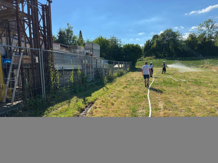 FW Stockach: Flächenbrand an Lagerfläche