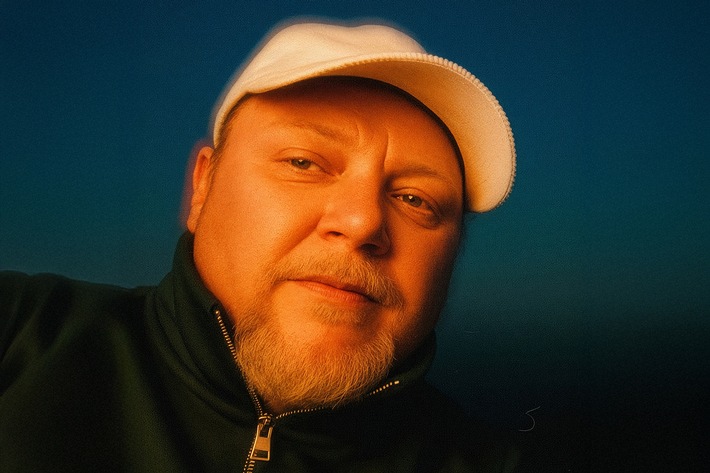 25 Jahre nach "Age of Darkness": Damien Cain kehrt mit internationalem Album "Standarte" zurück