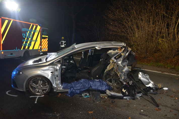 POL-HF: Heftiger Zusammenstoß bei Unfall- Fahrer eingeklemmt