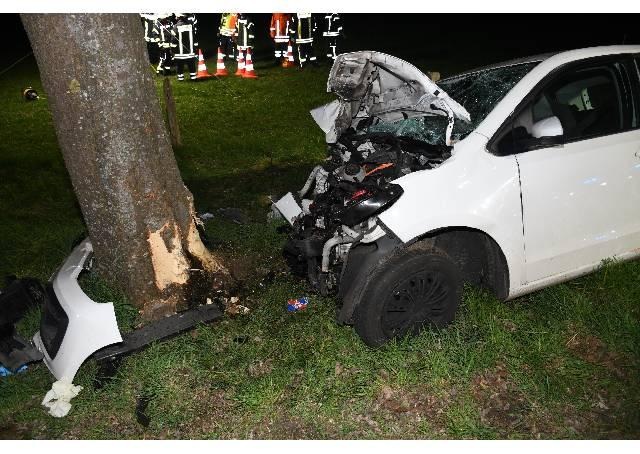 POL-CUX: Tödlicher Verkehrsunfall in Heemmoor - Eine Person verstorben, zwei lebensgefährlich verletzt, zwei schwer verletzt. Alle Personen zwischen 16 und 18 Jahre alt - Zahlreiche Angehörige vor Ort
