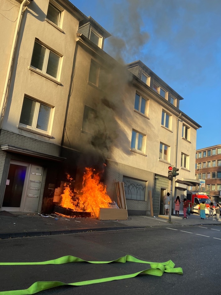 FW-MH: Brennender Unrat greift auf Wohngebäude über
