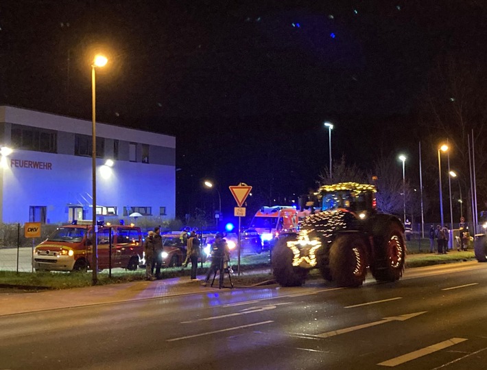 FW-EN: Feuerwehr Hattingen begrüßt Treckerkonvoi