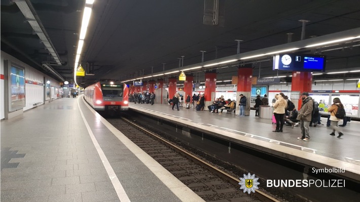 Bundespolizeidirektion München: Streit wegen Maskenpflicht eskaliert 25-Jähriger legt sich bei Flucht ins S-Bahngleis