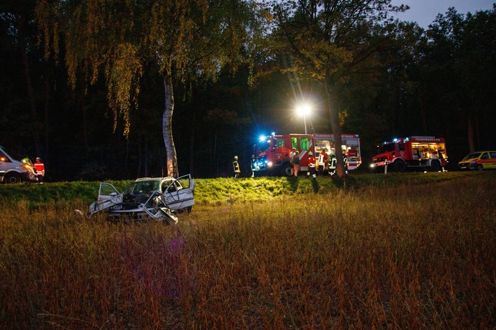 FW Lüchow-Dannenberg: ++Erneuter Verkehrsunfall bei Hitzacker++Fahrzeug kommt bei Sarchem von der Straße ab++Fahrerin kann von der Feuerwehr gerettet werden++