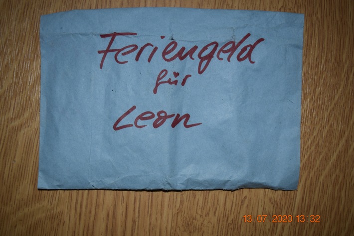 POL-WHV: Feriengeld für Leon - Ehrlicher Finder gibt einen Umschlag mit Geld ab (FOTO) - Wer kann helfen? Polizei bittet um Hinweise