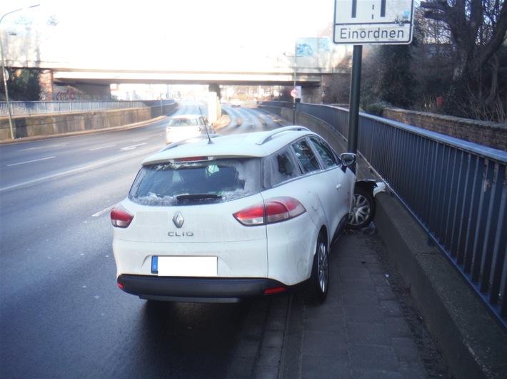 POL-DN: Pkw endet an Straßenlaterne