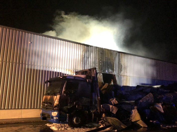 POL-ME: Fahrzeugbrand greift auf Lagerhalle über - Velbert - 1806050