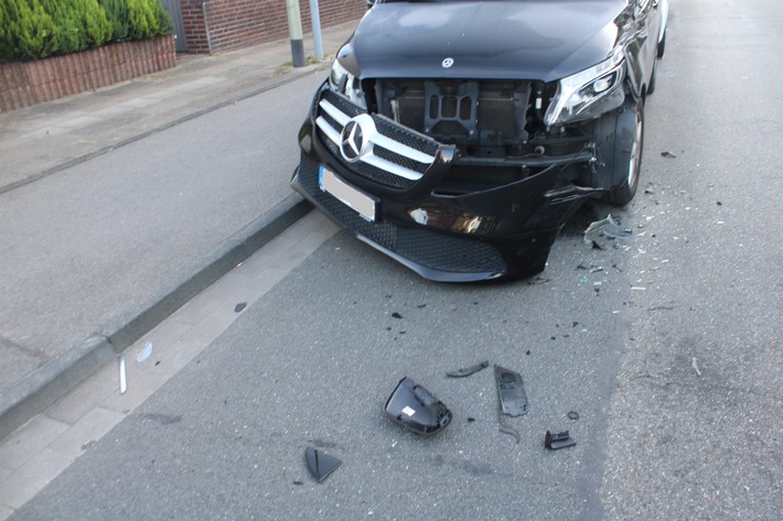 POL-DU: Homberg: Unbekannter fährt geparktes Fahrzeug an und flüchtet - Polizei sucht Zeugen