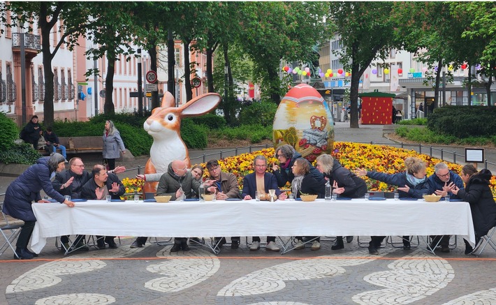Presseinfo: „Mahl ganz anders“ Straßenperformance in Fulda zum Gründonnerstag