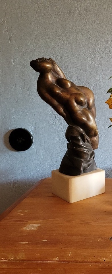 POL-NB: Einbrecher stehlen Skulptur und werfen Eier