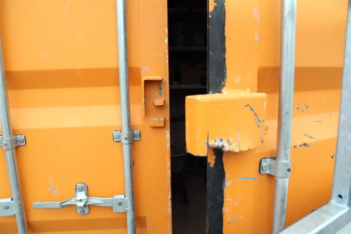 POL-OE: Container und Radlader aufgebrochen