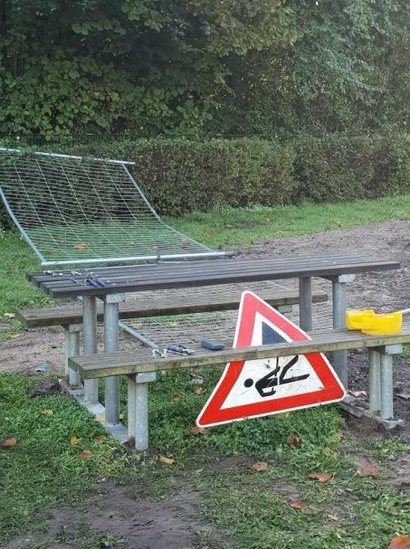 POL-SE: Bad Bramstedt - Sachbeschädigungen auf städtischem Spielplatz und an einer Schule - Polizei sucht Zeugen