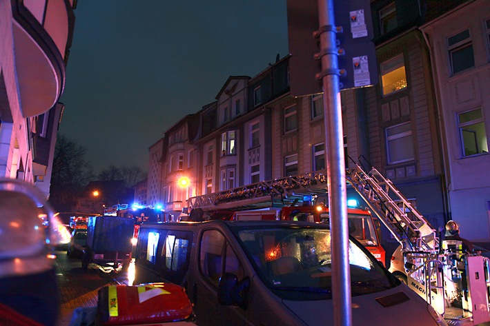 FW-E: Zimmerbrand in Mehrfamilienhaus, keine Verletzten