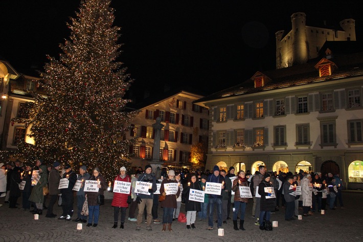 Kerzen und Gebete: 2000 Menschen an Mahnwache für Weihnachten ohne Terror