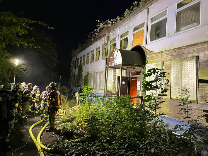 FW-E: Brand in einem leerstehenden Schwimmbad löst Großeinsatz aus