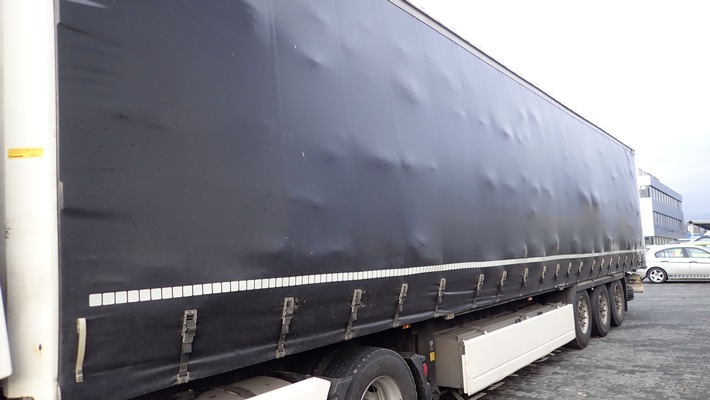 POL-WE: 15 Tonnen in Tüten und Säcken - Sattelzug mit Überbreite auf der A5