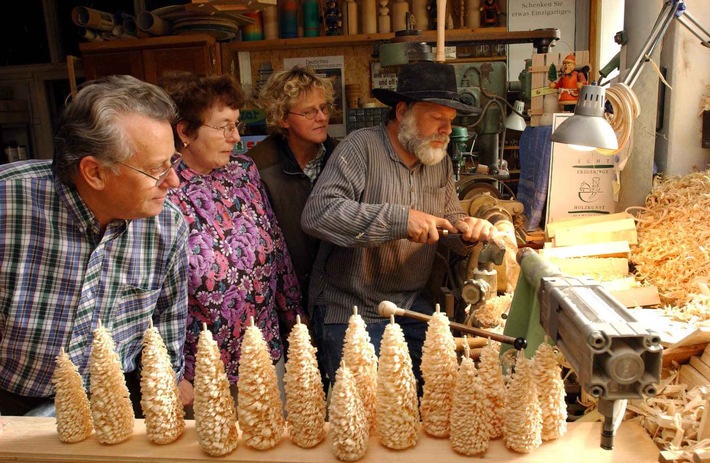 3. Tag des traditionellen Handwerks im Erzgebirge / Anschauen,
anfassen, ausprobieren - am 20. Oktober 2002 öffnen sich über 130
Werkstätten den Touristen