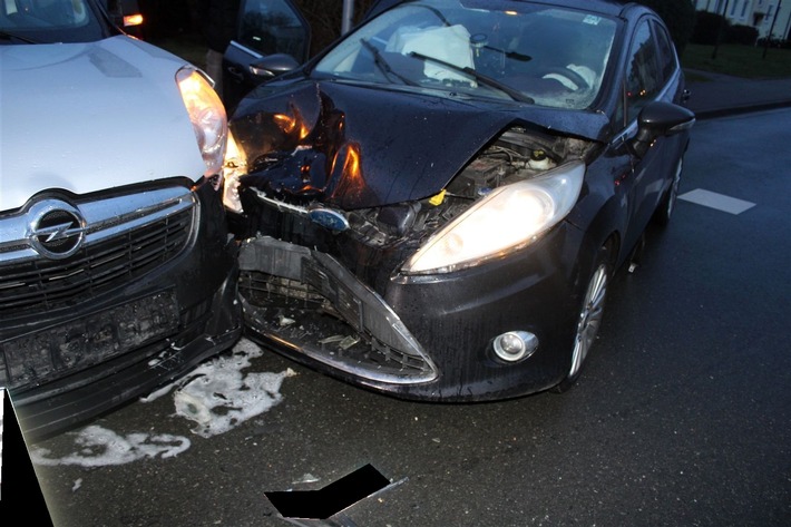 POL-MI: Vier Verletzte bei Unfall