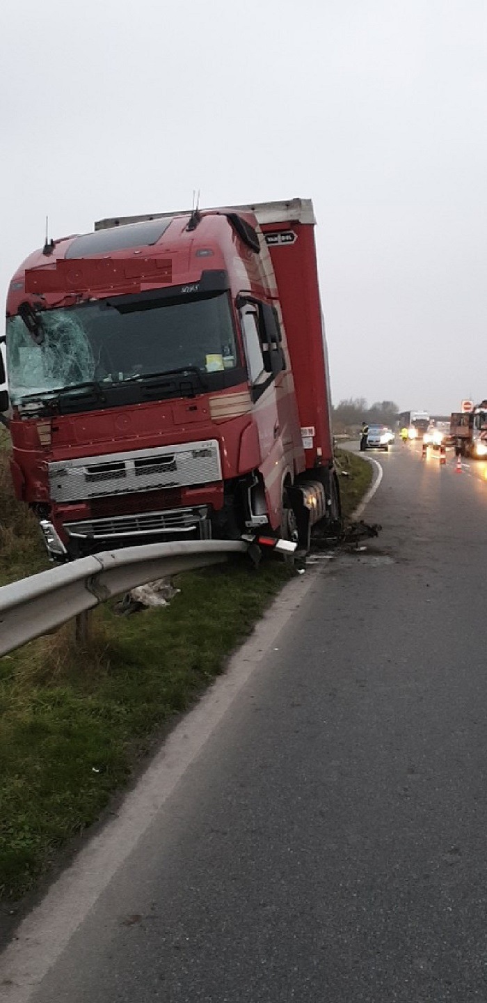 POL-CUX: Verkehrsunfall auf der B437 - Verkehrsbehinderungen zwischen dem Wesertunnel und der Auffahrt zur BAB27 (Lichtbild in der Anlage)