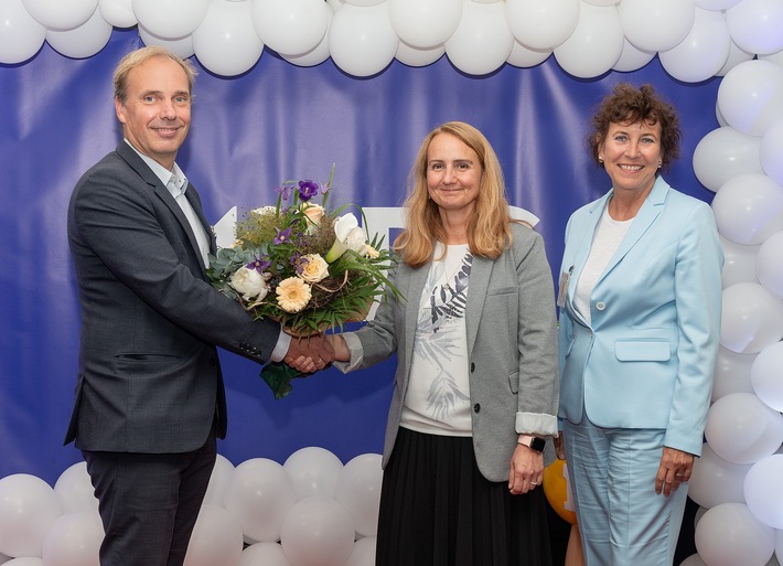 Mars Viersen feiert 45 Jahre_Fabrikdirektorin Evelina Wagner mit Burgermeisterin und Leiter Wirt.jpg