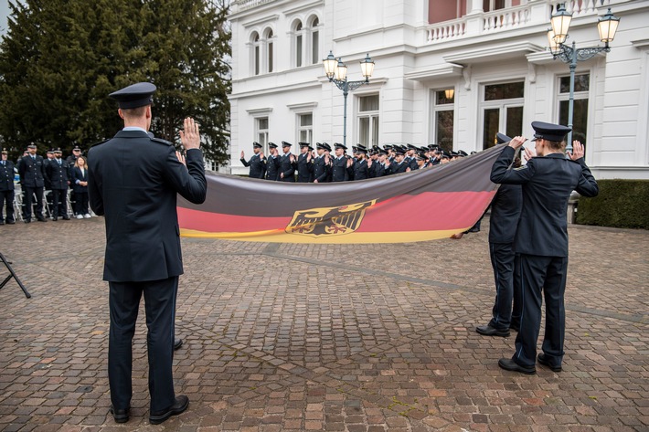 BPOL NRW: Bundespolizei begrüßt neue Mitarbeitende in Köln