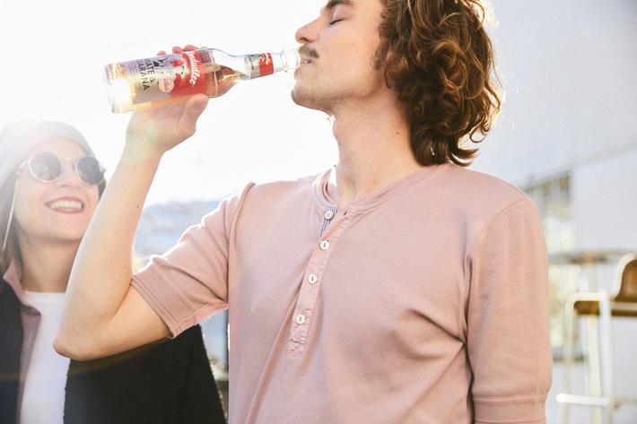 Almdudler Mate & Guarana: Länger Dudeln in der neuen, trendigen Glas-Longneckflasche