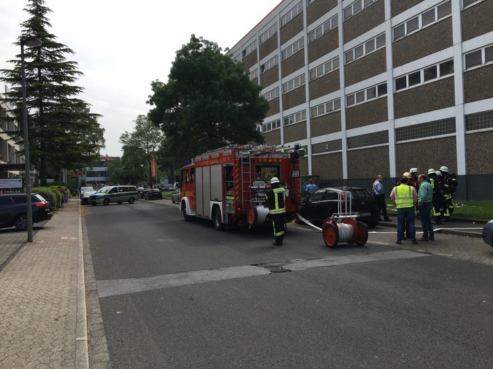 FW-Erkrath: Paralleleinsätze der Feuerwehr Erkrath am Freitagvormittag