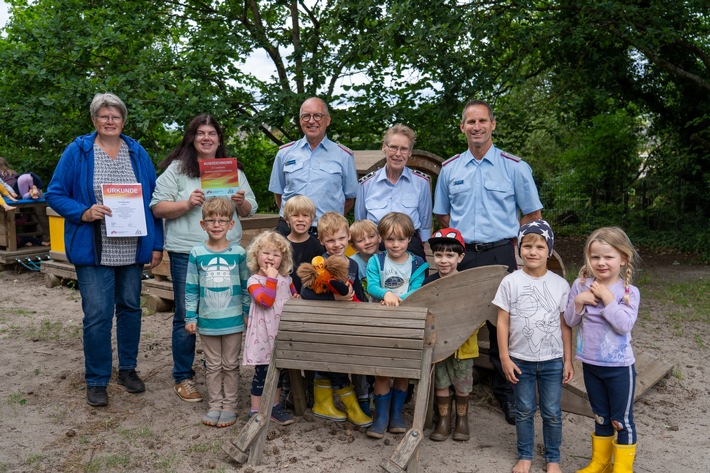 FW Flotwedel: Kindertagesstätte Räuberhöhle erhält Auszeichnung für vorbildliche Brandschutzerziehung und Brandschutzaufklärung