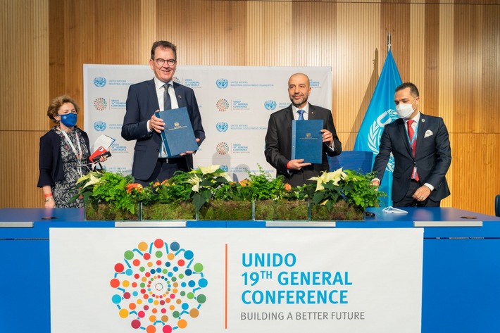 Wechsel an der Spitze der UNIDO: Generaldirektor Gerd Müller folgt auf Generaldirektor LI Yong