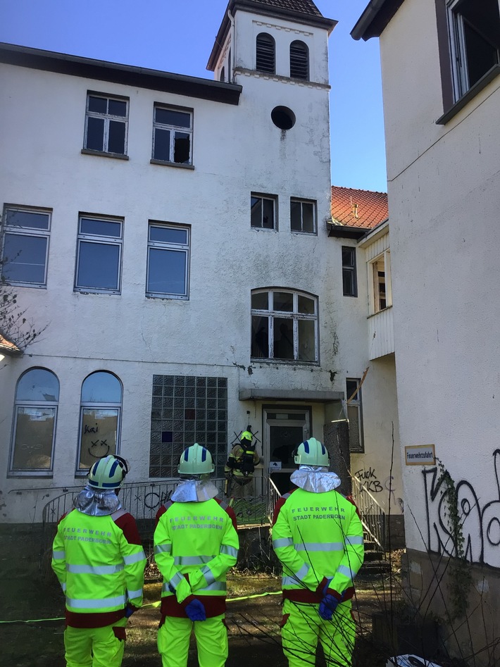 FW Paderborn: Gemeldeter Kellerbrand am Heilandsfrieden