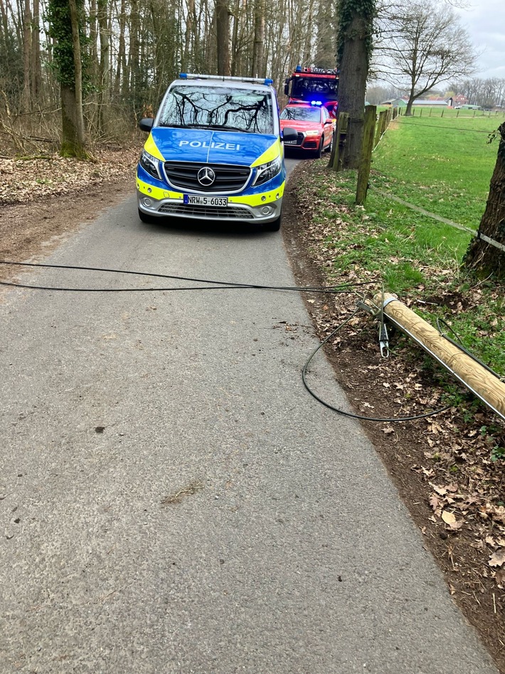 FW-Schermbeck: Telefonmast auf Fahrbahn