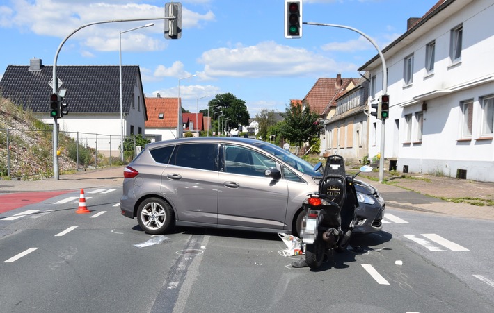 POL-HF: Zusammenstoß zwischen Auto und Roller -
60-Jähriger schwer verletzt