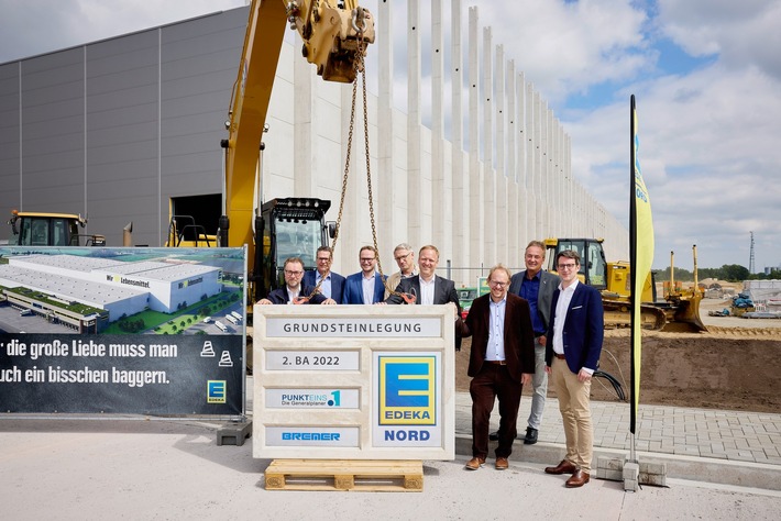 Grundsteinlegung für zweiten Bauabschnitt und Dichtfest bei EDEKA Nord im Gewerbepark Neumünster-Eichhof