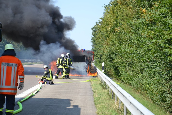 POL-OL: ++ Pkw-Brand mit kurzzeitiger Vollsperrung auf der A 29 in Fahrtrichtung Wilhelmshaven ++