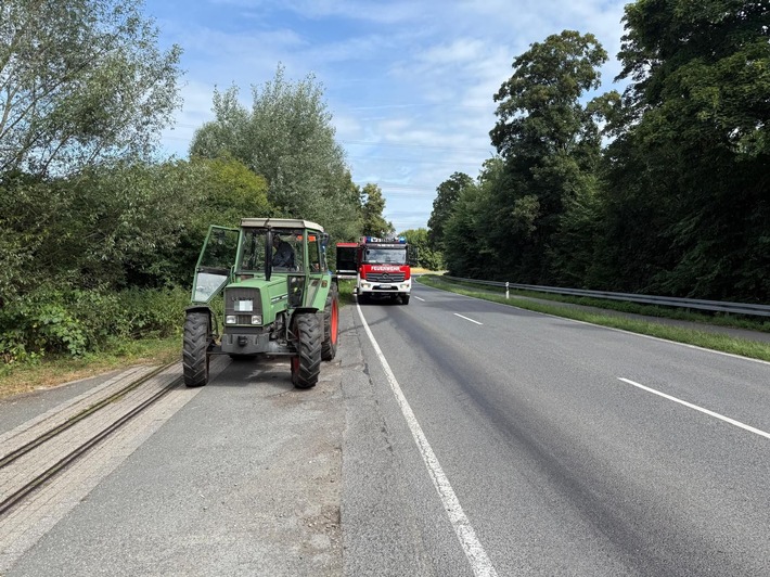 FW-Schermbeck: Traktor verliert Hydrauliköl - Ölspur