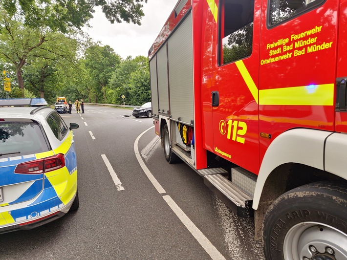 POL-HM: Zwei Verletzte nach Kollision zwischen Pkw und Motorrad auf der Bundesstraße 442