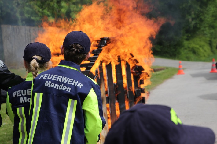 FW Menden: Übergabe des 1. MINI-Löschfahrzeugs in NRW an die Kinderfeuerwehr