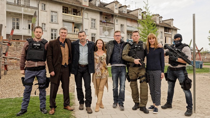 &quot;Über die Grenze&quot;: Drehstart zum zweiten Film der Reihe
Thomas Sarbacher, Anke Retzlaff und Philippe Caroit stehen im deutsch-französischen Grenzgebiet vor der Kamera