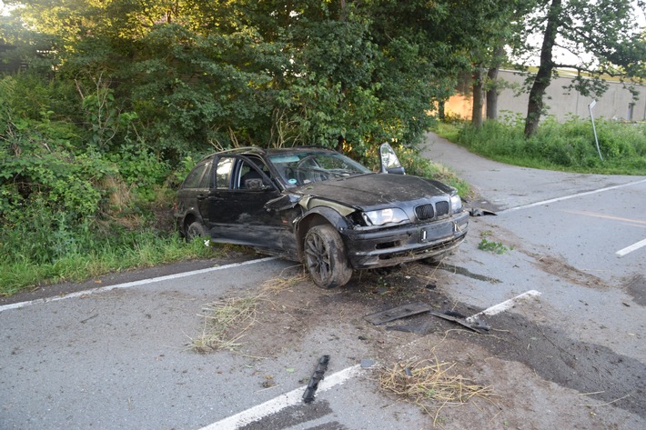 POL-HF: Verkehrsunfall in Folge von Alkoholkonsum - Fahrer und Beifahrer flüchten zu Fuß