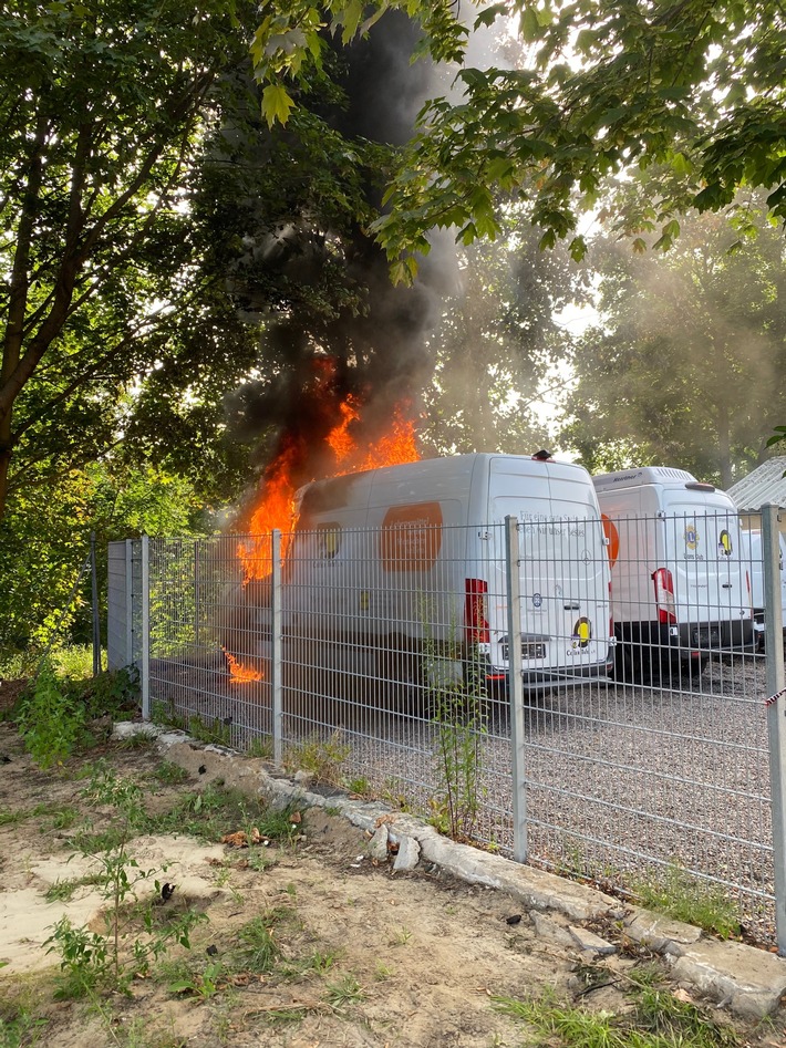 FW Celle: Erneut Fahrzeugbrand in der Uferstraße