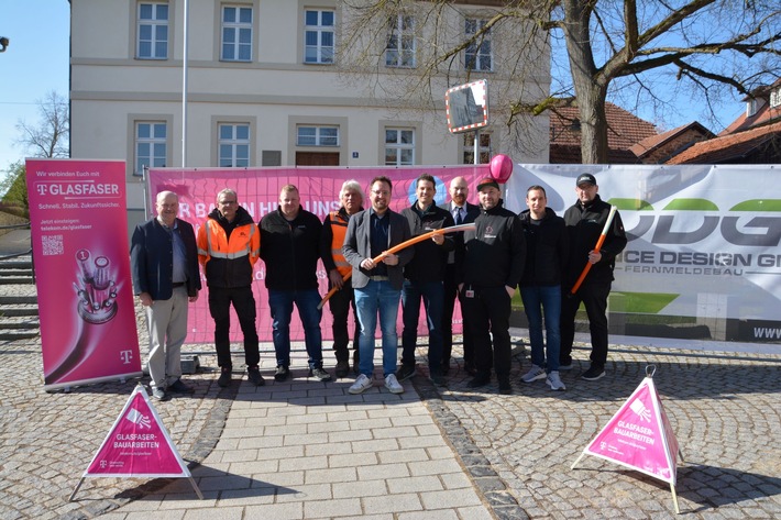 Spatenstich in Hendungen: Telekom startet den durch den Freistaat Bayern geförderten Glasfaserausbau